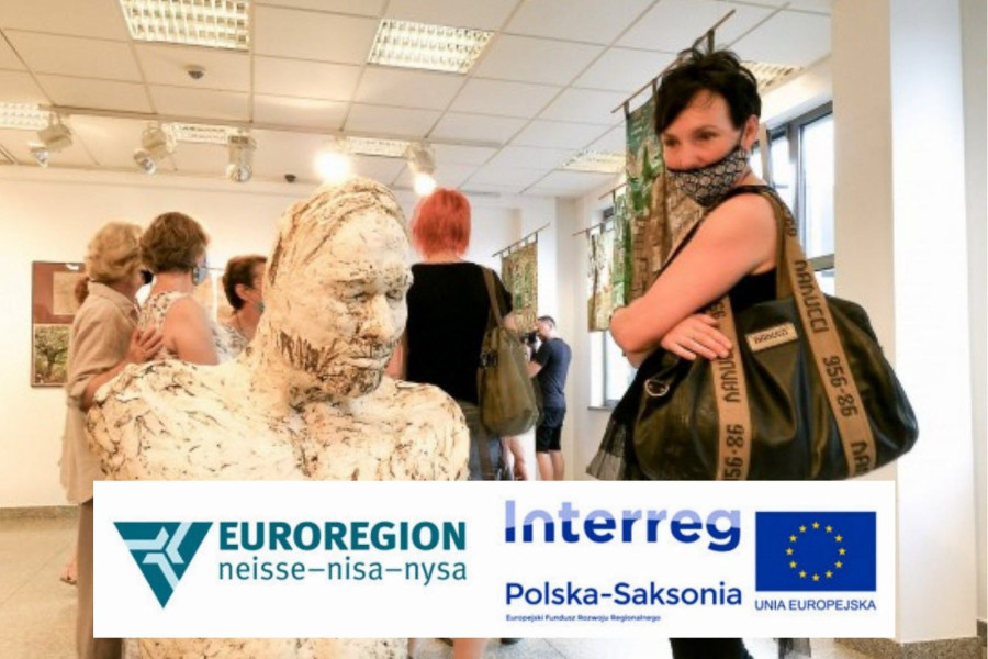 kobieta wystawa rzeźba