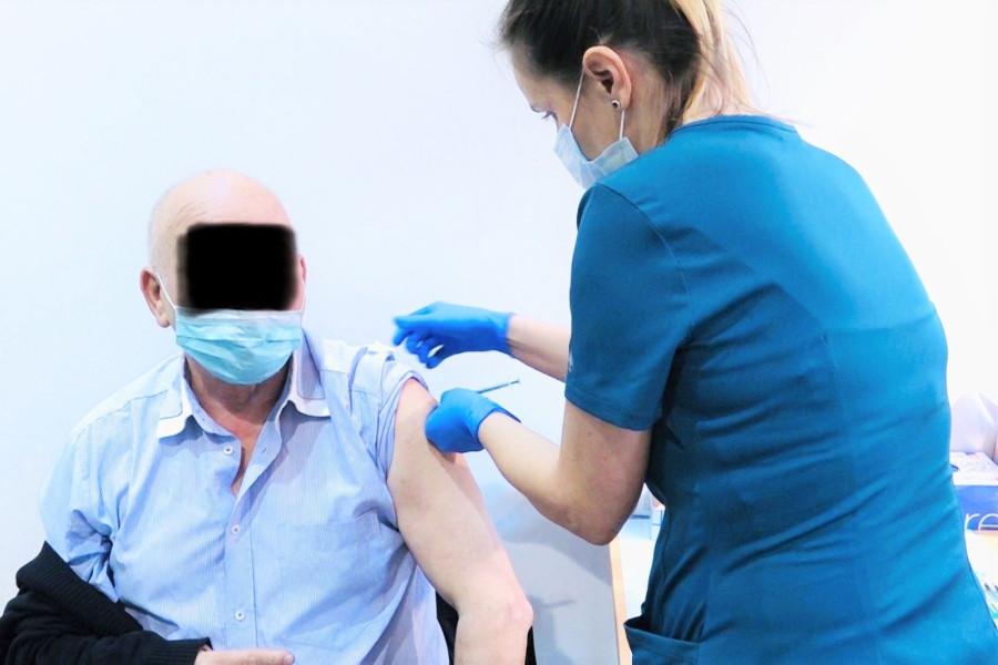 mężczyzna szczepienie