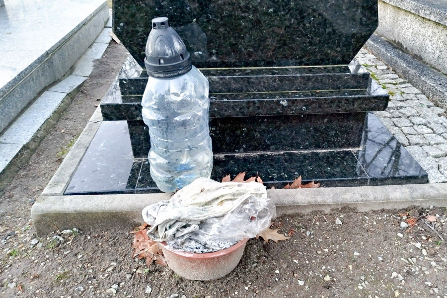 nagrobek śmieci