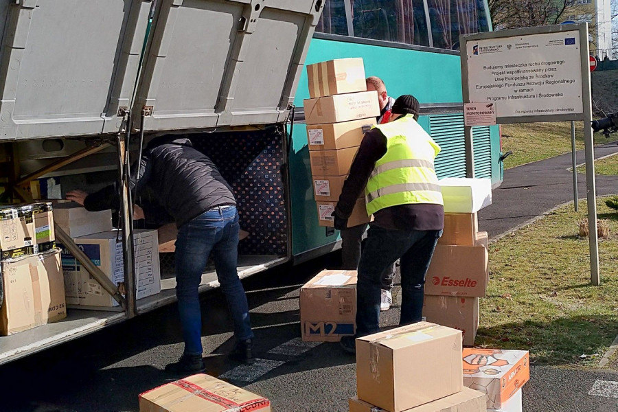 autobus ludzie paczki