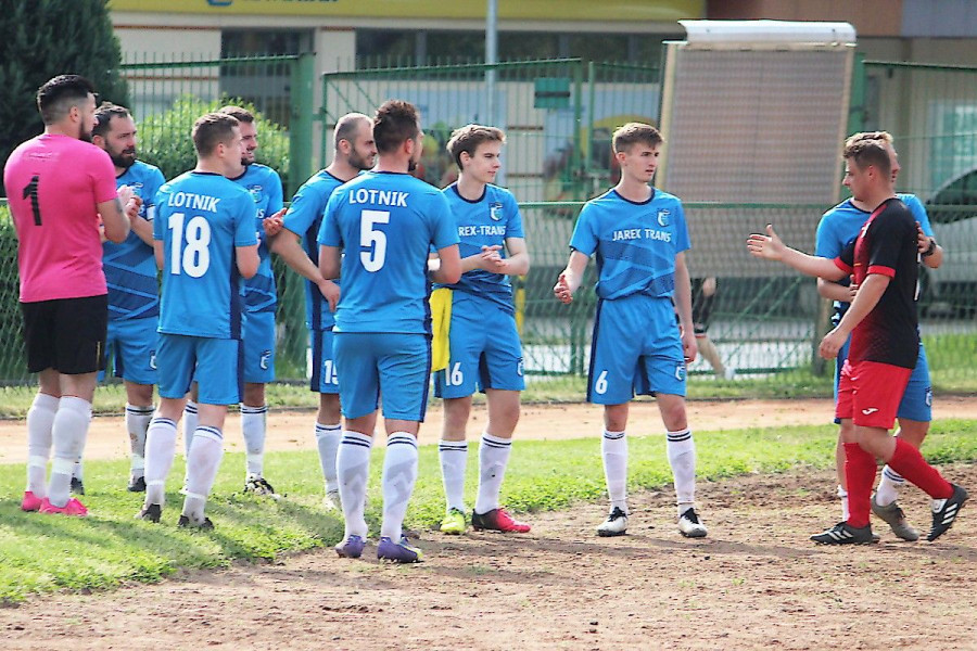 piłkarz lotnik szpaler