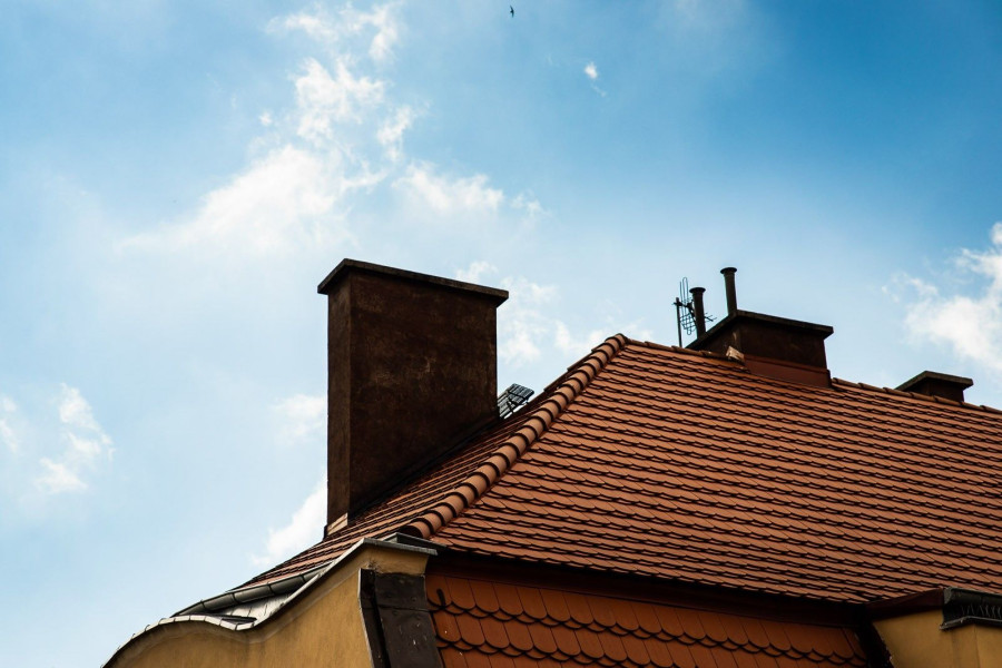komin dach niebo
