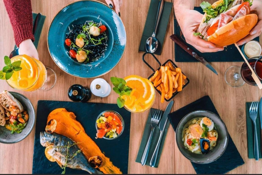 stół potrawy restauracja