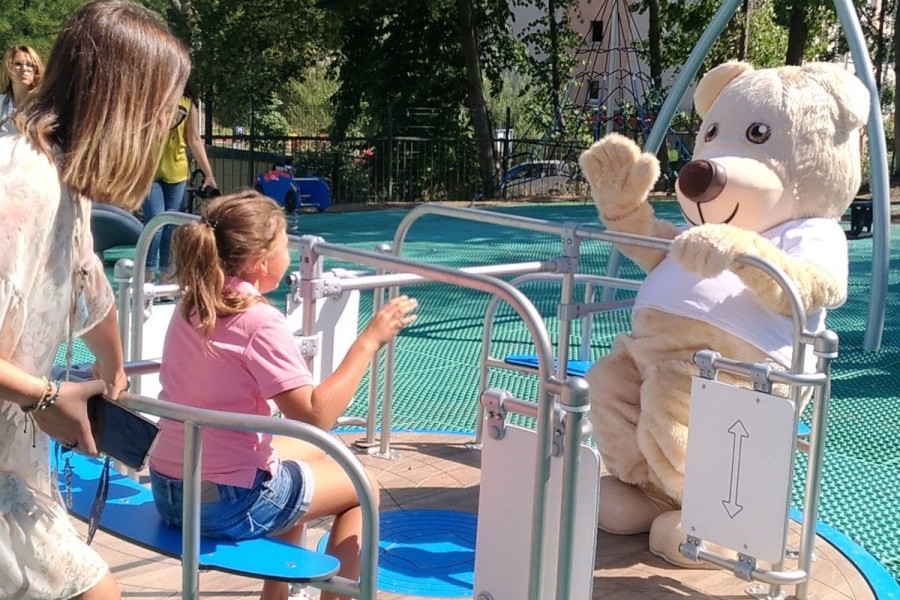 karuzela miś plac zabaw