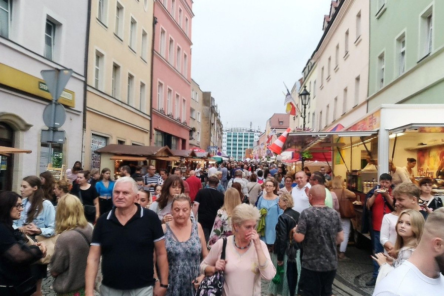 ludzie rynek święto ceramiki