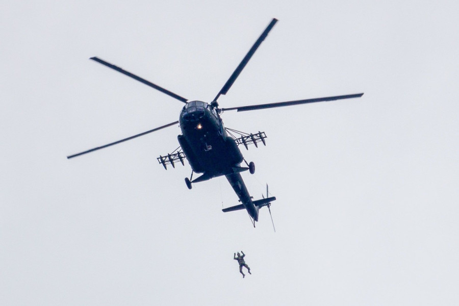 helikopter skoczek spadochroniarz