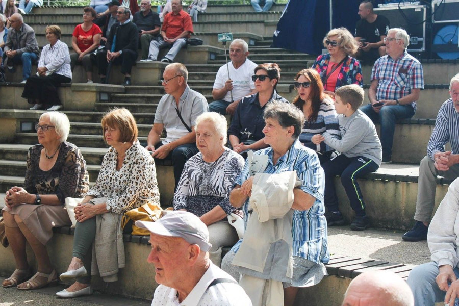 ludzie amfiteatr dzień działkowca