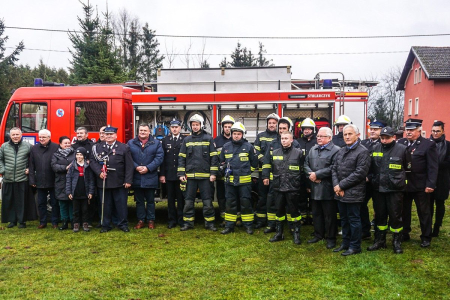 ludzie wóz strażacki