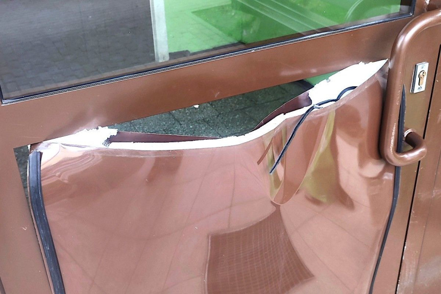 zdemolowane drzwi małachowskiego