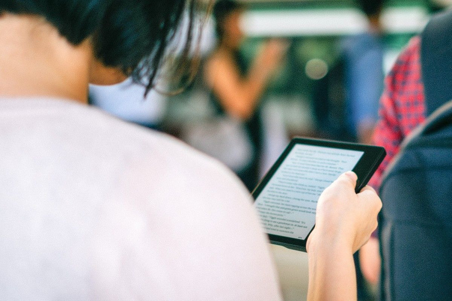 kobieta czytnik ebook