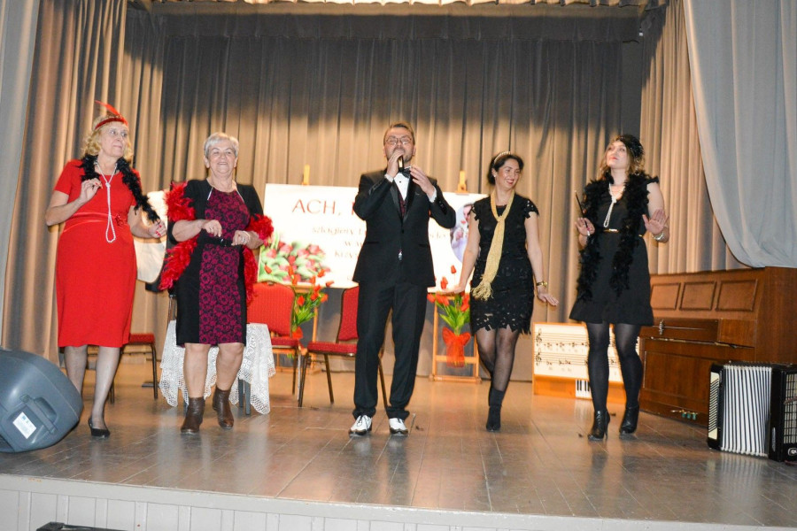 kobieta mężczyzna scena spektakl