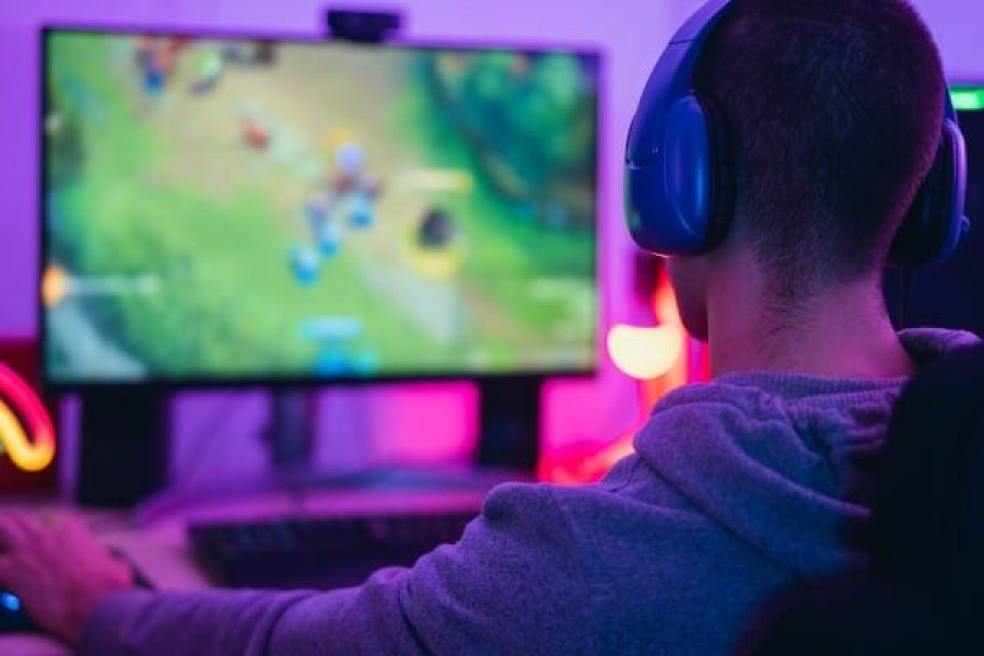 człowiek gra komputer