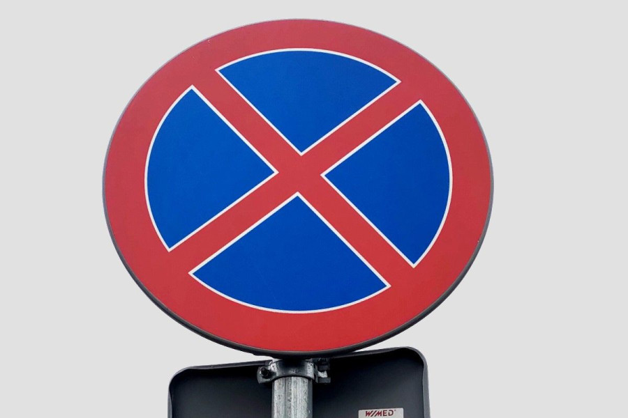 znak drogowy zakaz zatrzymywania się