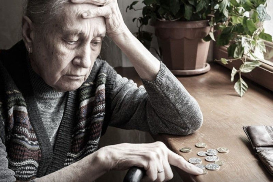 kobieta staruszka pieniądze