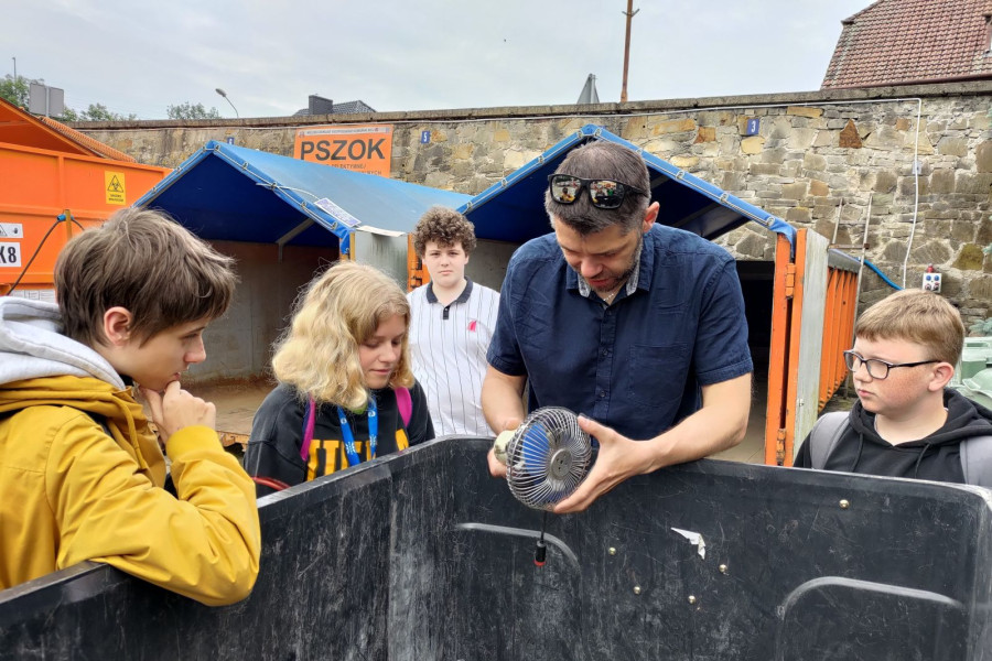 ludzie kontener uczeń