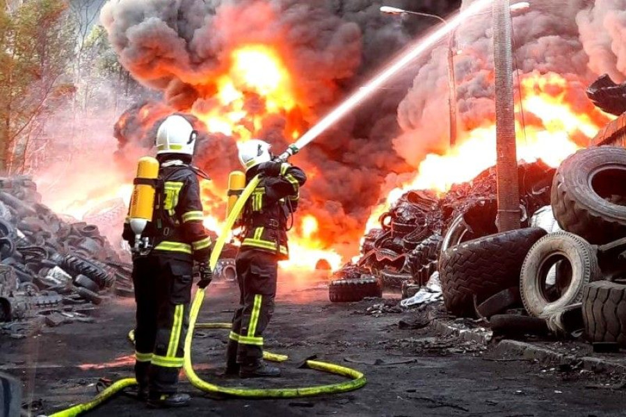 pożar skład opon wilków