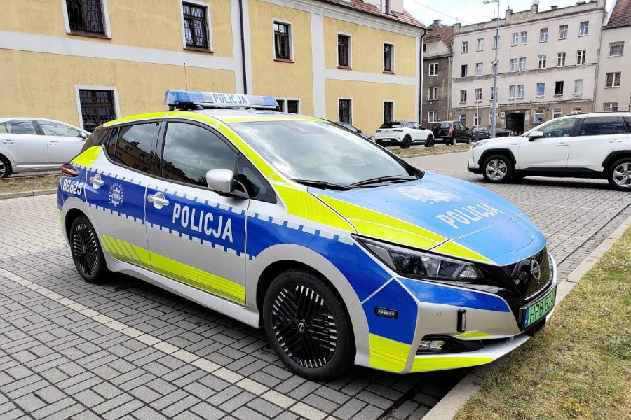 radiowóz elektryczny nissan policja