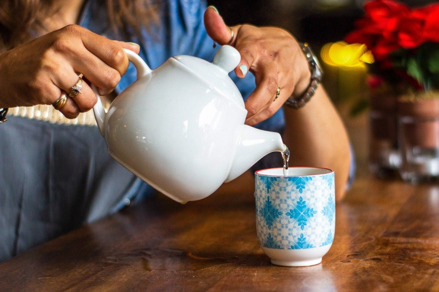 kobieta czajniczek napar czarka herbata