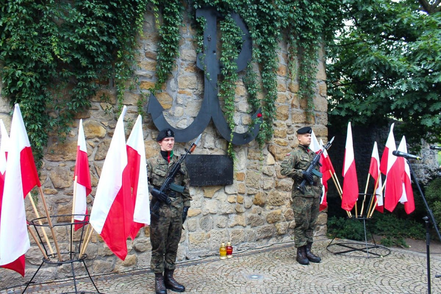 kotwica polski walczącej i żołnierze