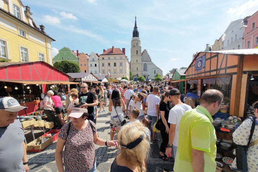 tłum targi ceramiczne rynek
