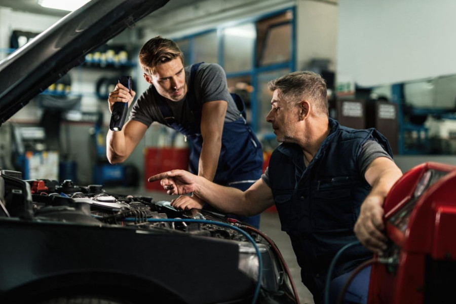 samochód mechanik mężczyzna