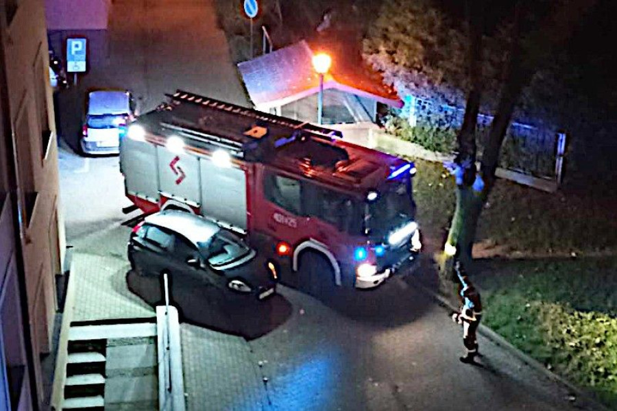 wóz strażacki rynek noc