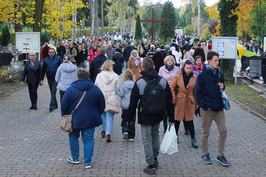 ludzie cmentarz wszystkich świętych