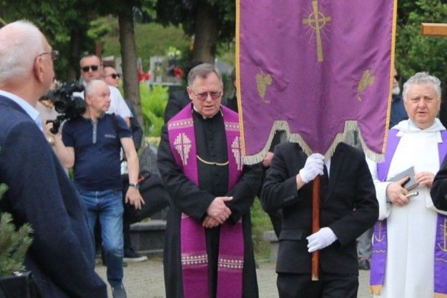 ksiądz pogrzeb