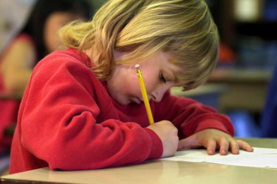 dziecko dziewczynka stół