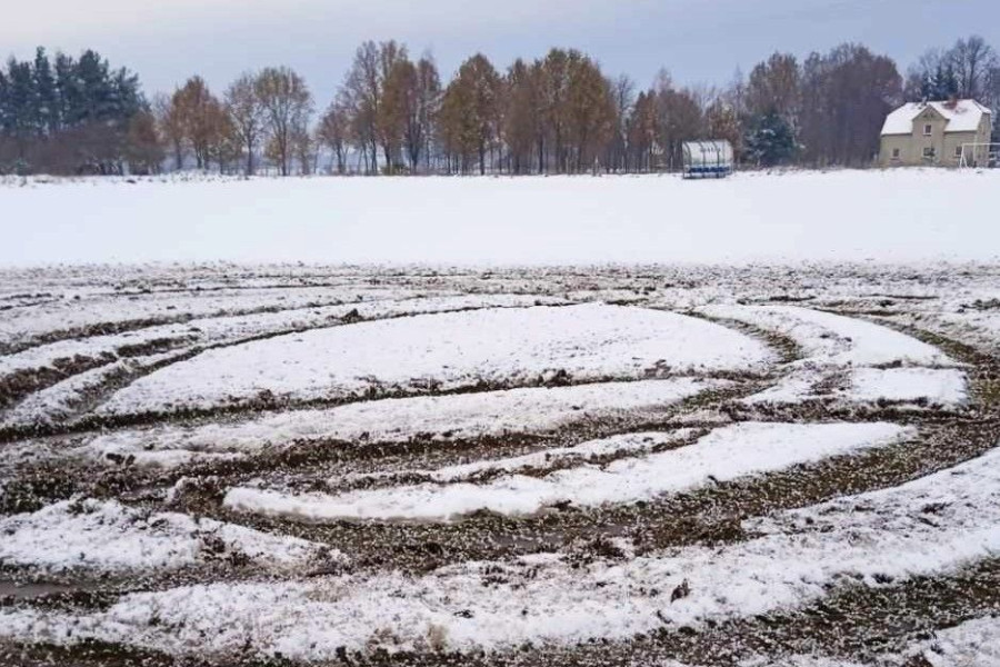 wandalizm gierałtów boisko