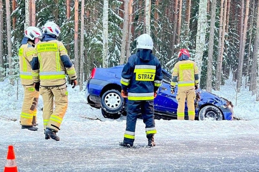auto w rowie strażak