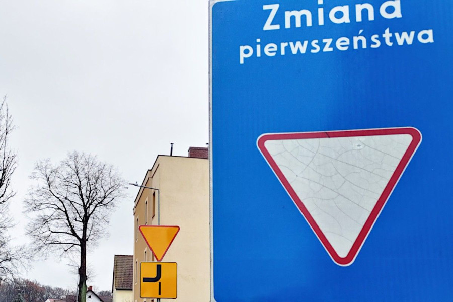 znak zmiana organizacji ruchu Bobrowa