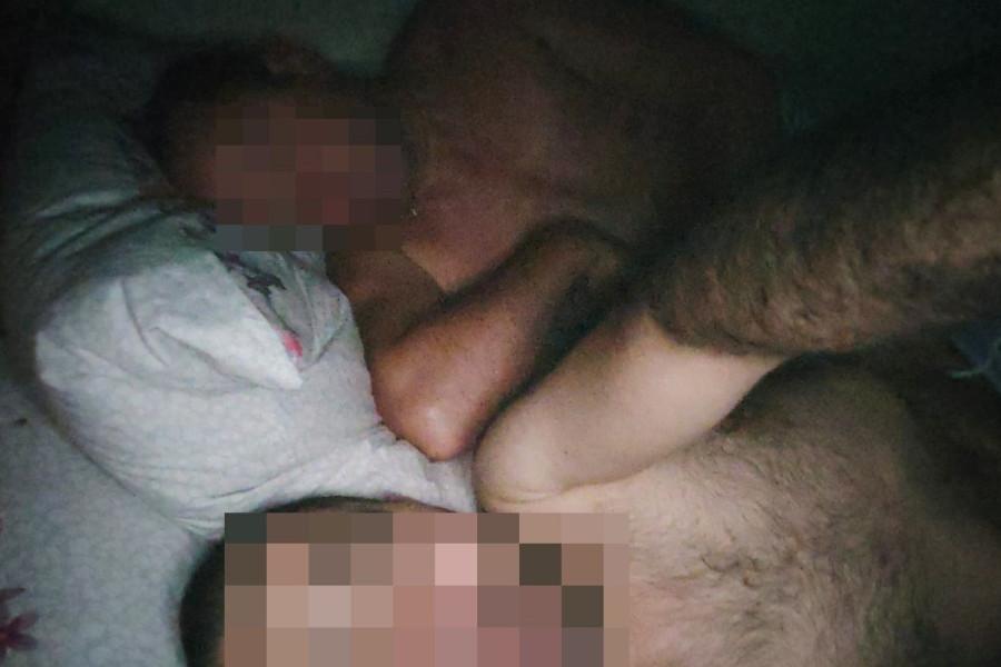 mężczyzna ksiądz łóżko