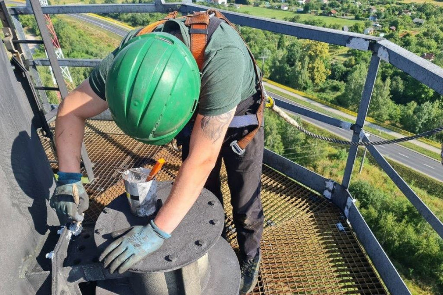 mężczyzna komin farba