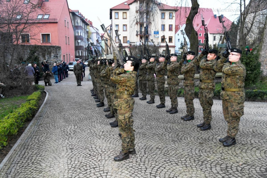 żołnierze salwa honorowa