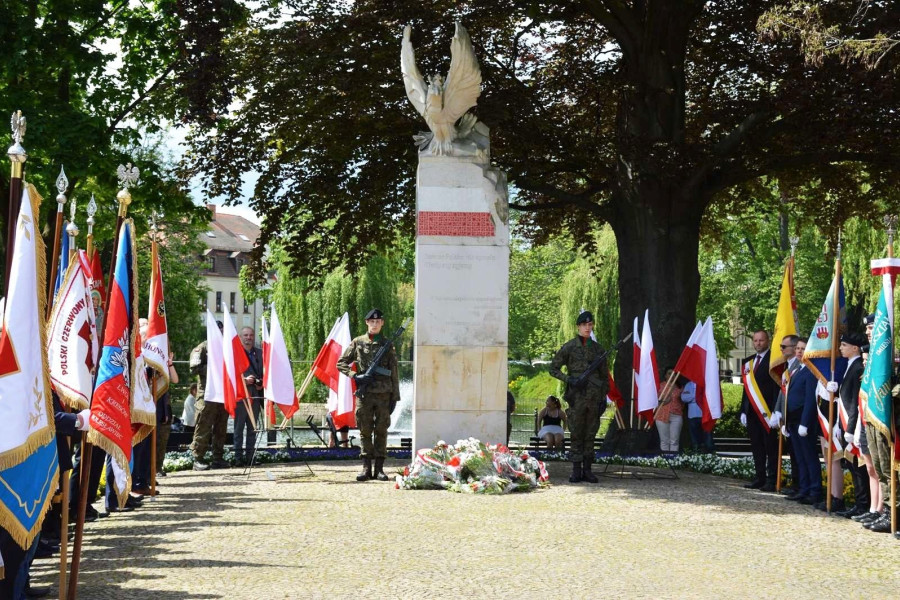 pomnik niepodległość konstytucja apel