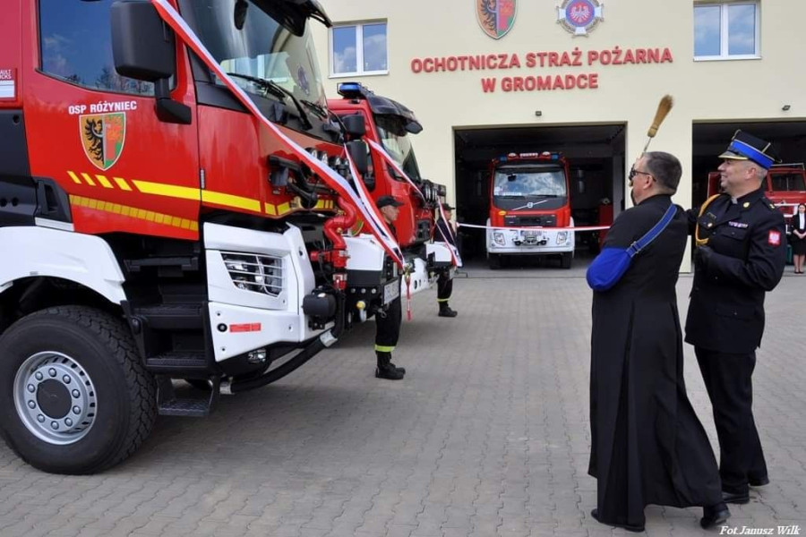 ksiądz wóz strażacki