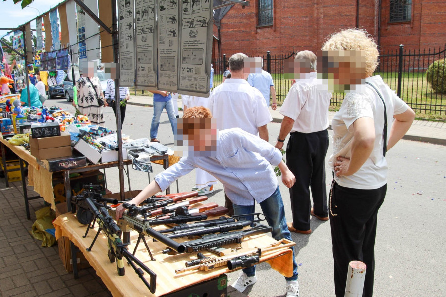 chłopiec broń odpust