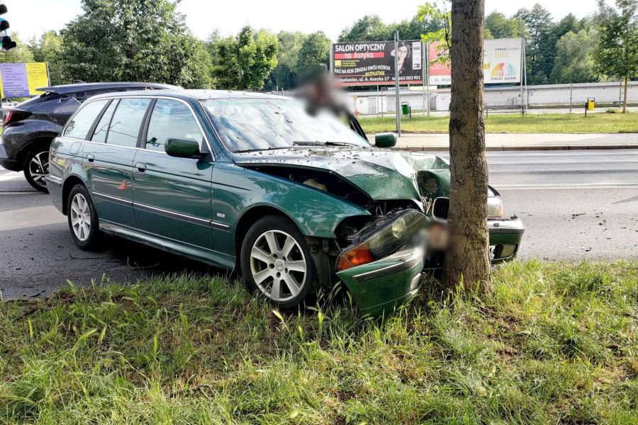 kolizja drzewo bmw