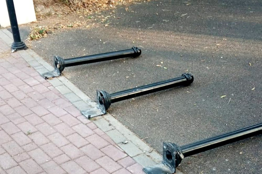 słupki wandalizm muzeum ceramiki