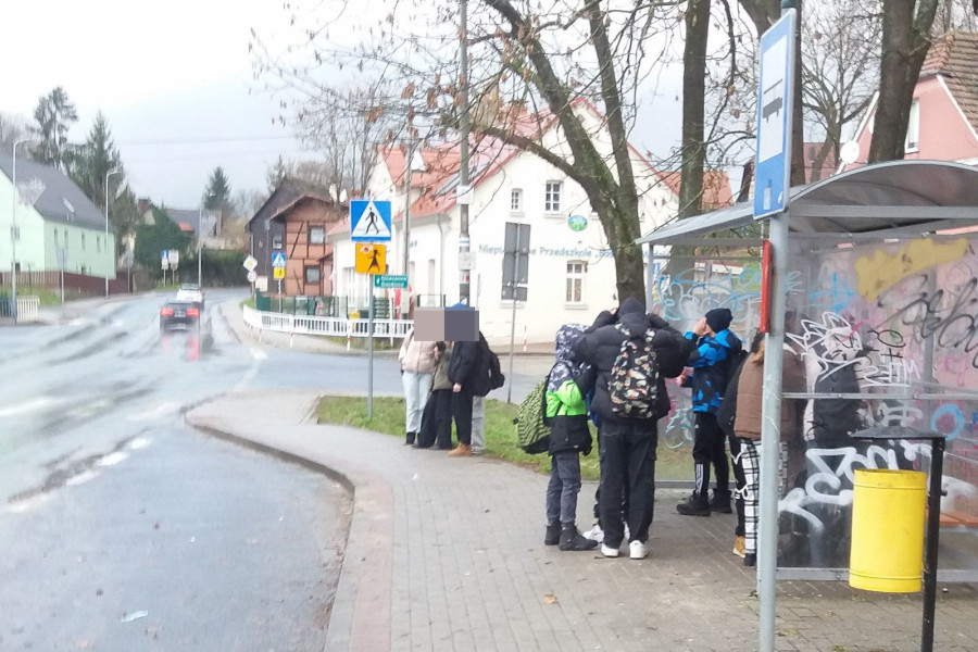 uczeń przystanek ulica widok