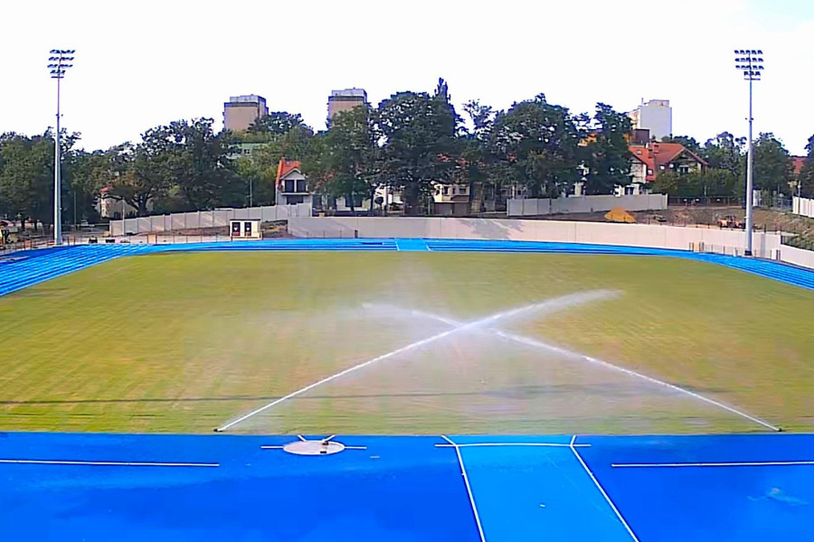 stadion trawa podlewanie