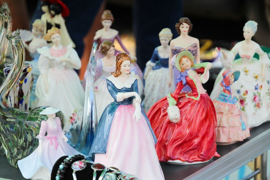 giełda staroci lalka