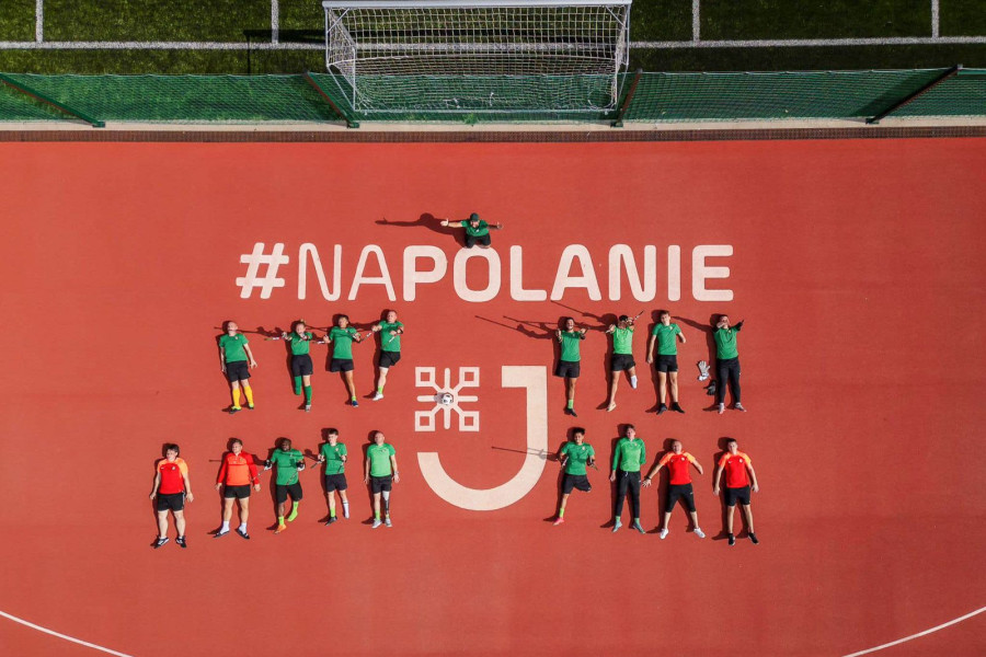 napis ludzie na polanie