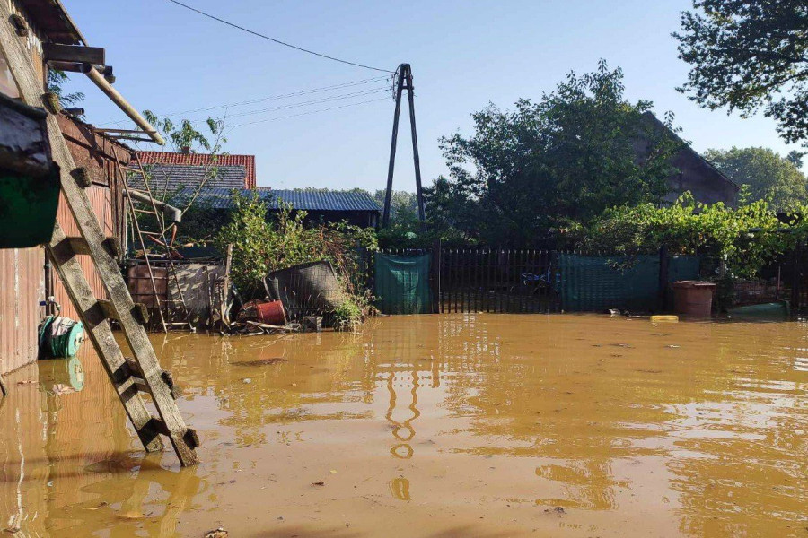 zalana posesja w Trzebieniu