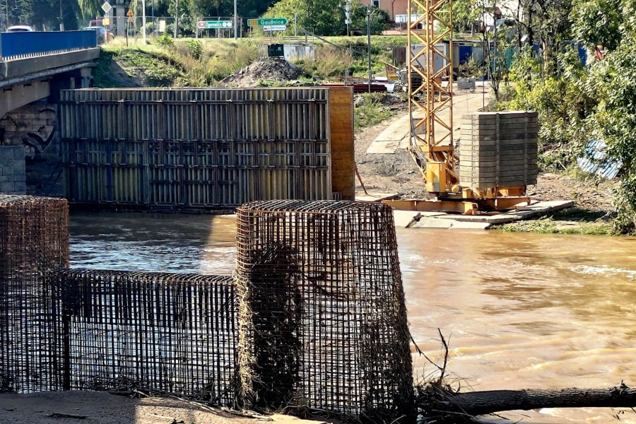 dźwig żuraw bóbr powódź