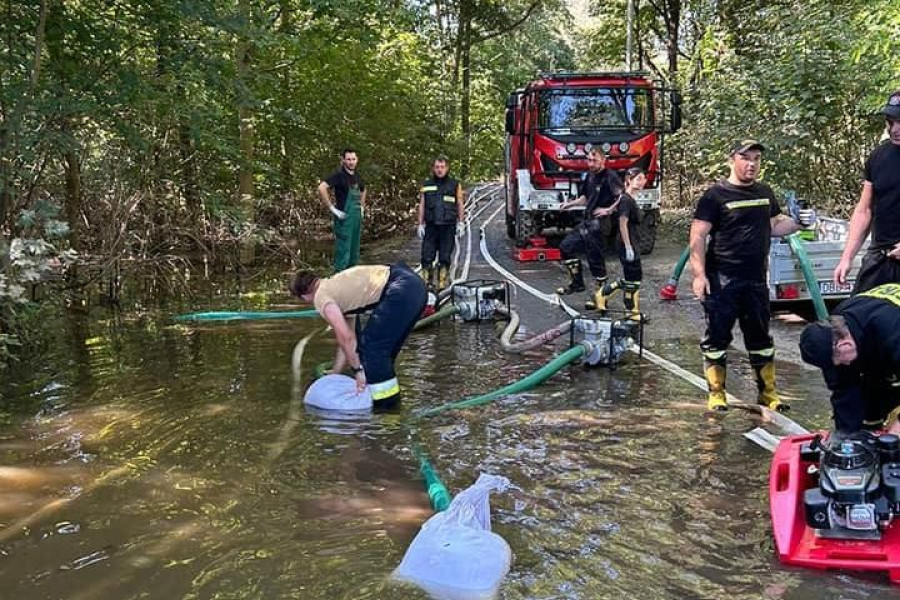 straż powódź trzebień pompa