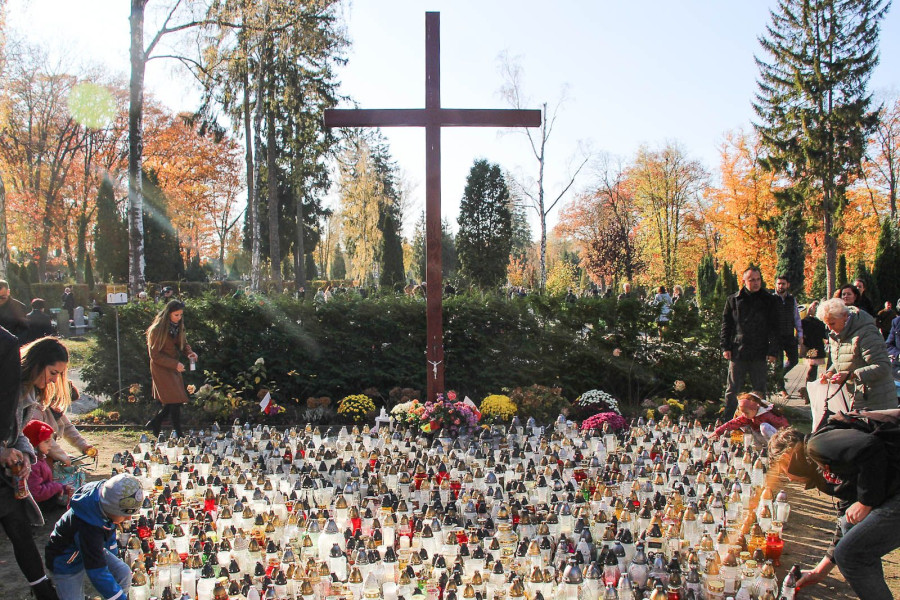 cmentarz znicz krzyż