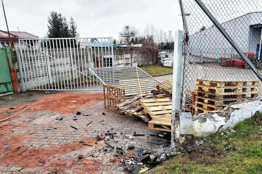 kolizja brama carrefour