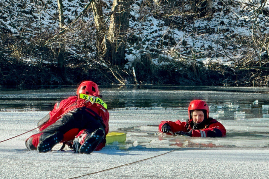 strażacy ćwiczenia lód